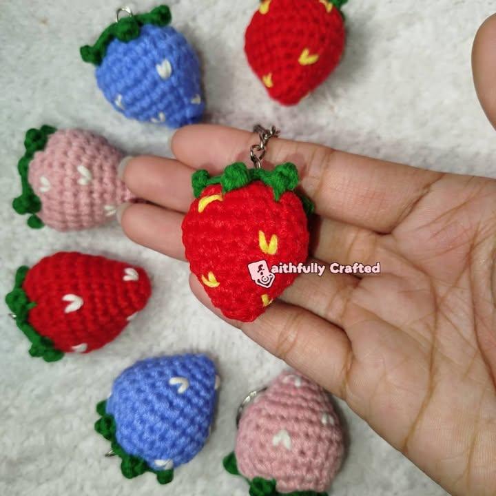 A little sweetness goes a long way💋

#FaithfullyCrafted #fypシ゚viralシfypシ゚ #strawberry #crochet #keychain