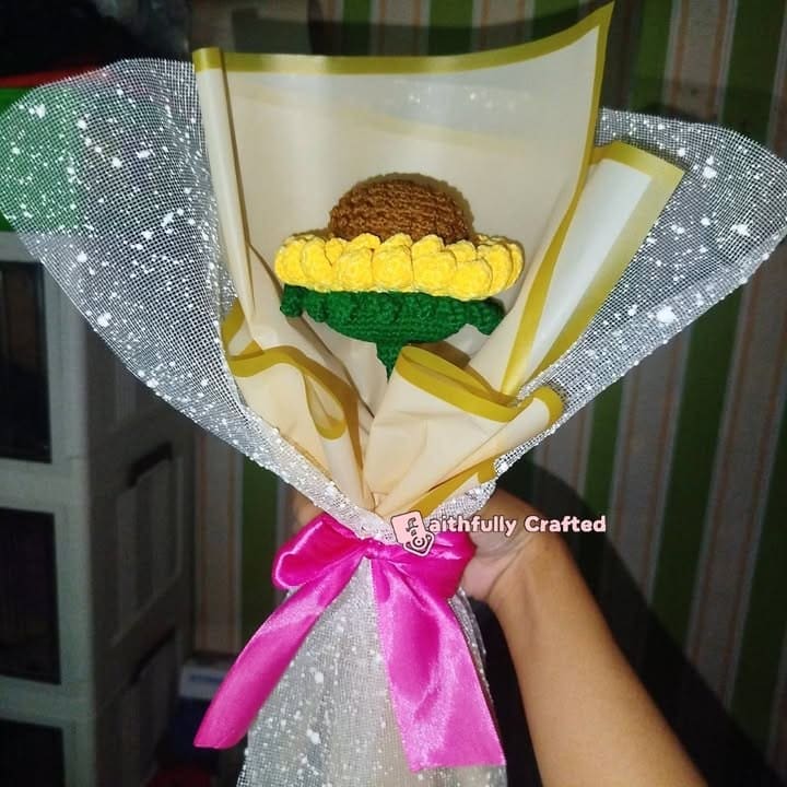 Last shots of our magic sunflower— wrapped version — handmade crochet flowers by Faith